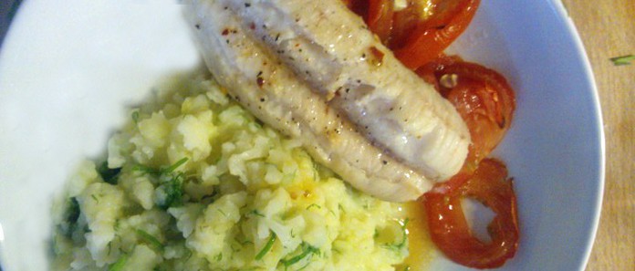 Eén van de maaltijden van Hello Fresh van onze eerste week: vis met tomaat en een aardappel-bloemkool-prakje.