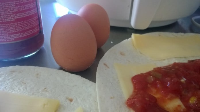 Wraps, tomatensaus, eieren en kaas.