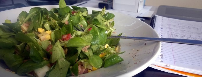 Hier at ik tijdens het typen de simpele salade: achter mijn bureau.