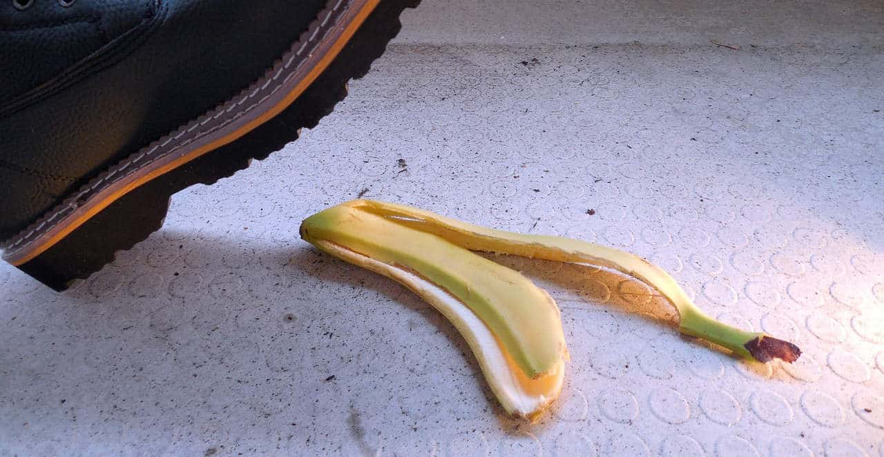 Ook een fabel: dat je kunt uitglijden over een bananenschil.