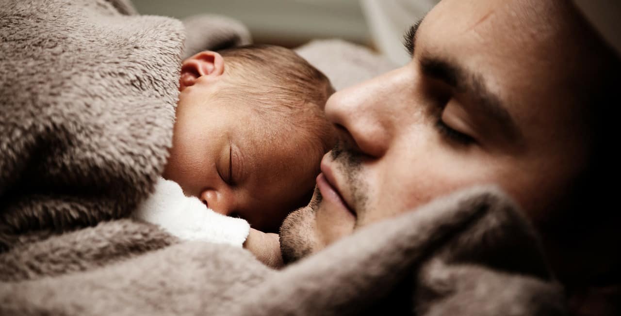 Op je rug slapen is natuurlijk wel handiger wanneer je een pasgeboren baby bij je hebt.