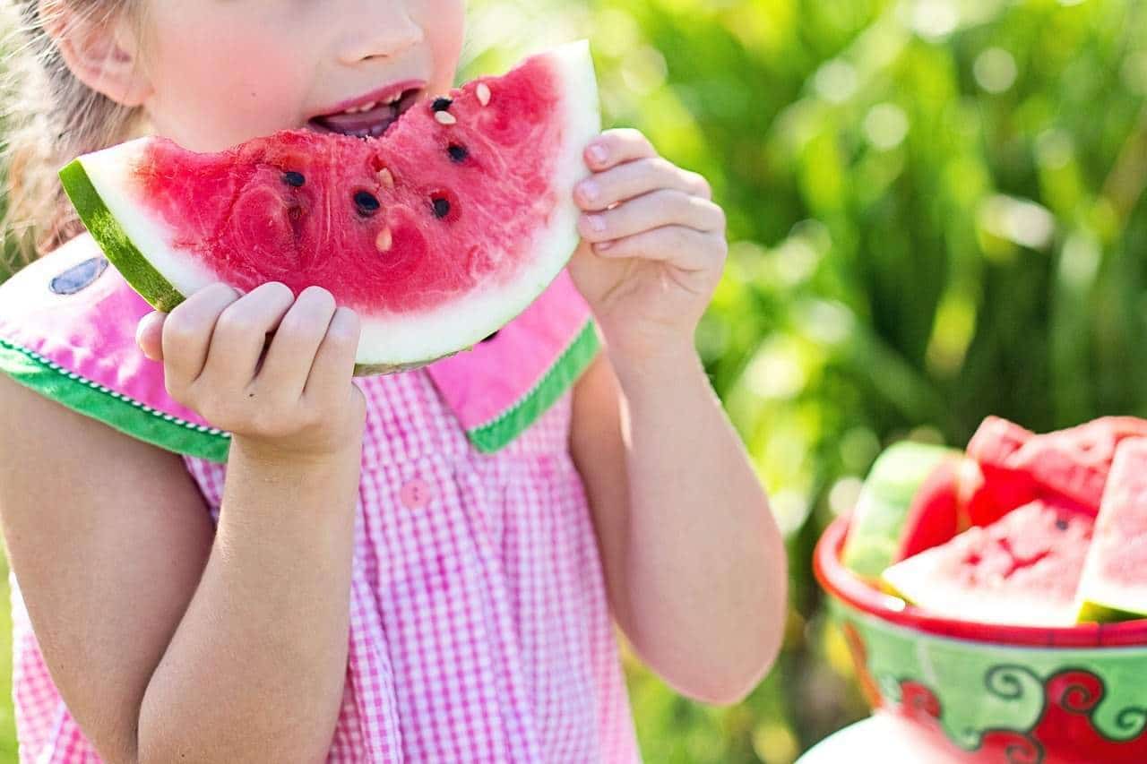 Meer kunnen eten hangt soms ook samen met wát je eet. Van een watermeloen kun je meer eten dan van chocola.